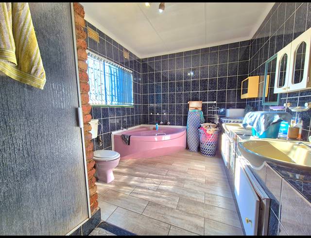 4 BEDROOM FREEHOLD FOR SALE IN VAN DYK PARK